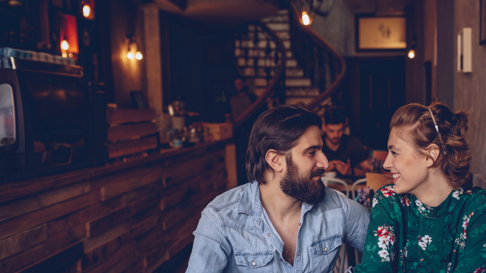 Relaxed coffee date showing how introverted men can have better first dates through calm, meaningful conversation.